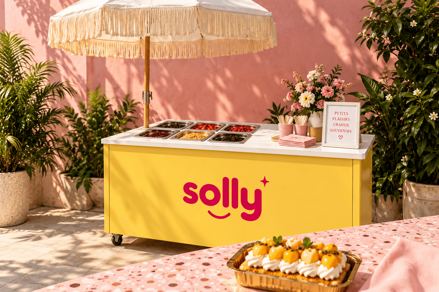 Le chariot gourmand officiel Solly avec son parasol crème à franges et son panneau jaune